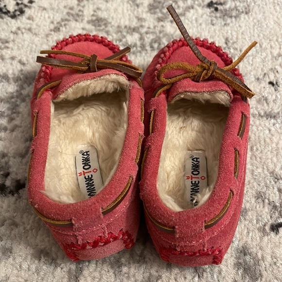 Minnetonka Kids Cassie Slipper in Hot Pink, Sz 8 - Picture 5 of 10